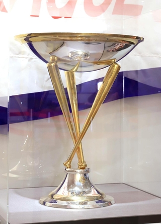 岡田彰布監督らが掲げた優勝トロフィー＝西宮市甲子園町