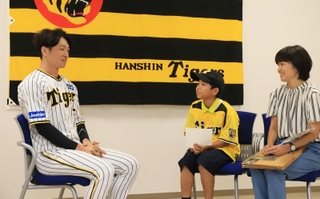 阪神タイガースの近本光司外野手（左）に質問を投げかける板垣諒士郎君（中央）と母理絵子さん＝西宮市甲子園町（撮影・吉田敦史）