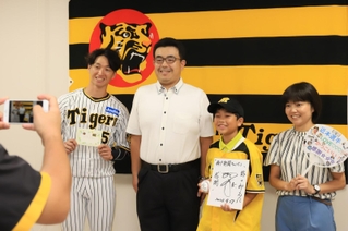 阪神タイガースの近本光司外野手（左）にインタビューし、色紙やボールにサインをもらった（右から）板垣理絵子さん、諒士郎君、文啓さん＝西宮市甲子園町（撮影・吉田敦史）
