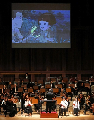 朗読とオーケストラ演奏、映像で初演された音楽詩「火垂るの墓」＝西宮市高松町