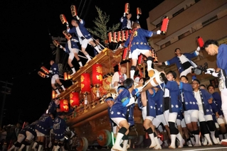 だんじりの豪快な「練り回し」＝西宮市石刎町