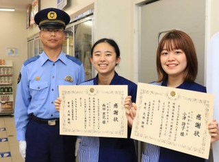 大林雅明署長（左）から感謝状を受け取る西田実花さん（中央）と小津詩子さん＝川西市清和台西５、ローソン川西清和台西店