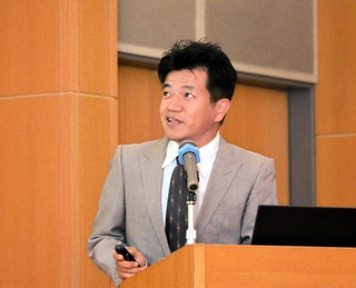講演する下竹敦哉医師＝尼崎市七松町１