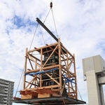 対岸へ移設するため、クレーンでつり上げられた今津灯台＝１日午前７時４８分、西宮市今津西浜町（撮影・吉田敦史）