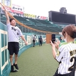 跳びはねて外野フェンスの高さを確認する参加者も＝西宮市の甲子園球場
