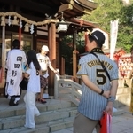 阪神タイガースの試合前、必勝祈願に訪れるファンら＝西宮市甲子園町、甲子園素盞嗚神社