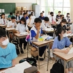 私服や部活動の練習着で授業を受ける生徒たち＝６月、伊丹市鴻池７