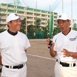 佐藤輝明選手の高校時代や阪神での活躍を話す仁川学院高校野球部の中尾和光部長（左）と辻元伸一監督＝西宮市甲東園２（撮影・吉田敦史）