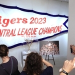 阪神タイガースの優勝ペナントなどが掲示されている会場＝西宮市甲子園町