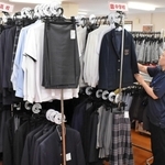 中古の制服が並ぶ「さくらや尼崎店」＝尼崎市築地２