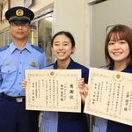 大林雅明署長（左）から感謝状を受け取る西田実花さん（中央）と小津詩子さん＝川西市清和台西５、ローソン川西清和台西店