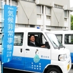新たに導入された電気自動車の公用車に試乗する尼崎市の松本真市長＝尼崎市役所