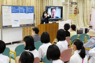 宮城県石巻市とオンラインで結び、防災について考えた講演会。正面は進行役の石井布紀子さん＝宝塚あいわ苑