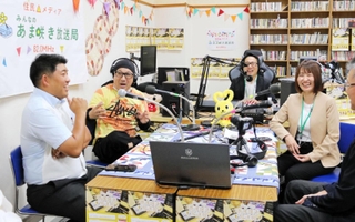 みんなのあま咲き放送局の放送開始を祝ってゲスト出演した矢野勝也さん（左から２人目）＝尼崎市塚口町１