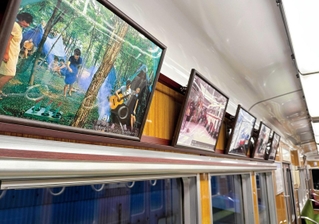 能勢電鉄車内に展示された６３年の歴史を振り返る写真ギャラリー（提供）