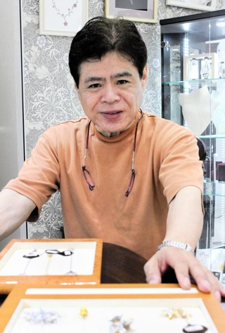 「障害がある私をここまで育ててくれた先輩、周囲への感謝を作品に込めたい」と話す菊井一夫さん＝芦屋市大原町５