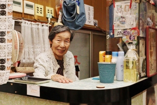 番台に座る大女将の黒木功子さん＝尼崎市杭瀬本町１、第一敷島湯