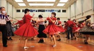即興の指示に応じて体を動かす踊り手ら。ホールが華やぐ＝西宮市池田町、フレンテホール