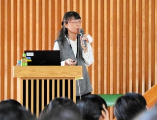 ２９歳で卵巣がんになった経験や、高校生たちに考えてほしいことを語る大西亜矢さん＝芦屋高校