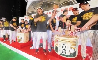 ビールかけの鏡開きも（阪神電鉄提供）