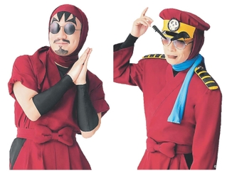 ドクタケ忍者隊バスツアーをエスコートするキャプテン達魔鬼（右）と竜鬼＝（Ｃ）尼子騒兵衛／ＮＨＫ・ＮＥＰ（Ｃ）ミュージカル「忍たま乱太郎」製作委員会