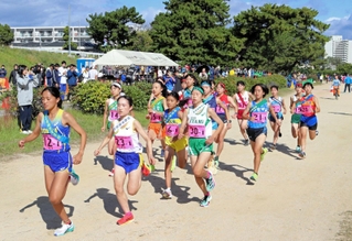 勢いよく走り出す女子１区の選手たち＝西宮市の武庫川河川敷