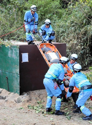 土砂災害による要救助者の救出を想定した訓練＝猪名川町差組