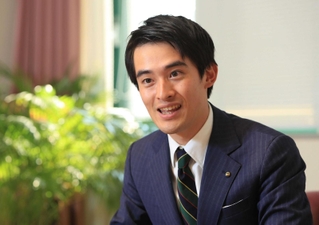 就任から半年を振り返る芦屋市の高島崚輔市長＝芦屋市役所（撮影・吉田敦史）