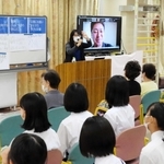 宮城県石巻市とオンラインで結び、防災について考えた講演会。正面は進行役の石井布紀子さん＝宝塚あいわ苑
