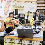 みんなのあま咲き放送局の放送開始を祝ってゲスト出演した矢野勝也さん（左から２人目）＝尼崎市塚口町１