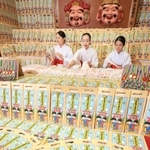 千歳あめの袋詰めを進める巫女たち＝西宮市社家町