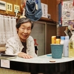 番台に座る大女将の黒木功子さん＝尼崎市杭瀬本町１、第一敷島湯