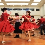 即興の指示に応じて体を動かす踊り手ら。ホールが華やぐ＝西宮市池田町、フレンテホール