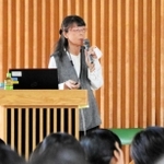 ２９歳で卵巣がんになった経験や、高校生たちに考えてほしいことを語る大西亜矢さん＝芦屋高校