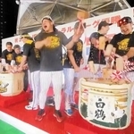 ビールかけの鏡開きも（阪神電鉄提供）
