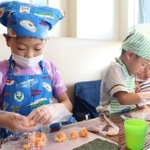 真剣な表情でデコ巻きずしを作る子どもたち＝伊丹市南野北５