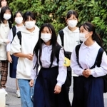 制服や私服で登校する浜脇中学校の生徒＝西宮市宮前町