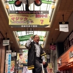 日本シリーズ仕様に張り替えられた尼崎中央三丁目商店街のボード＝尼崎市神田中通３