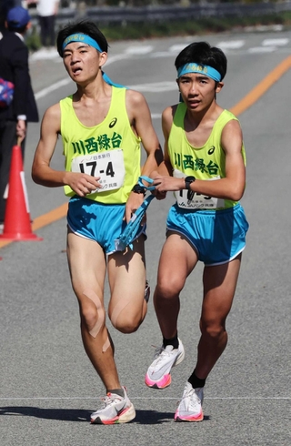 男子・川西緑台の４区奥村洸介選手（左）からたすきを受け取る５区下野大輔選手＝丹波篠山市内（撮影・小林良多）