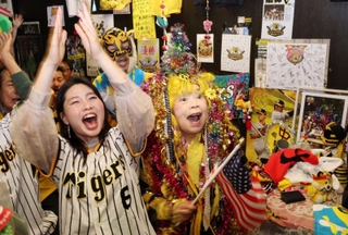 ４回表、ノイジー選手の３ランで阪神が先制し、喜びを爆発させる引田孝子さん（右）ら＝５日夜、尼崎市西難波町６