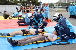 負傷者の応急処置をする救急隊員ら＝西宮市甲子園浜２