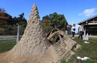 川本亮さんの作品「六甲の蟻塚」。風雨にさらされて変化していく＝神戸市灘区六甲山町