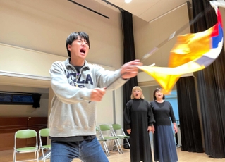 初の専属座員となり、稽古に励む浦山天佑さん＝西宮市羽衣町、夙川公民館