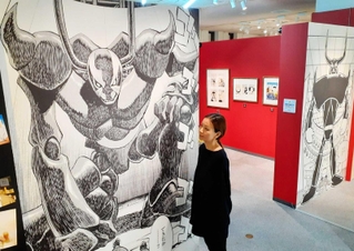 迫力満点のリメーク版のプルートゥ（手前）。奥には原作のプルートゥの姿も＝宝塚市立手塚治虫記念館