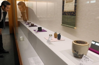 野々村仁清作の京焼などが並ぶ会場＝芦屋市山芦屋町