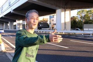 村山実選手と握手した場所で当時を振り返る千坂正志さん＝尼崎市西本町６