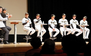日本一とリーグ優勝を報告し、シーズン中の秘話などを明かす岡田彰布監督（左から３人目）ら＝尼崎市昭和通２