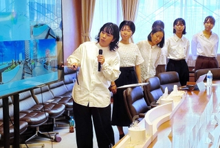 宝塚大橋の植栽帯のデザイン案を発表する武庫川女子大大学院生ら＝宝塚市役所