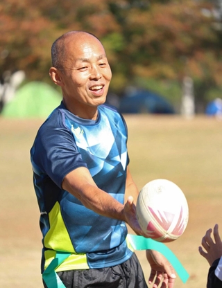 笑顔で指導する西田忠彦さん＝宝塚市末広町、末広中央公園