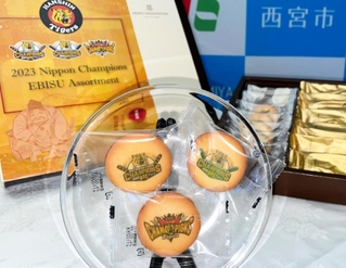 西宮市がふるさと納税の返礼品に導入した阪神タイガースの日本一記念ロゴ入り洋菓子の詰め合わせ